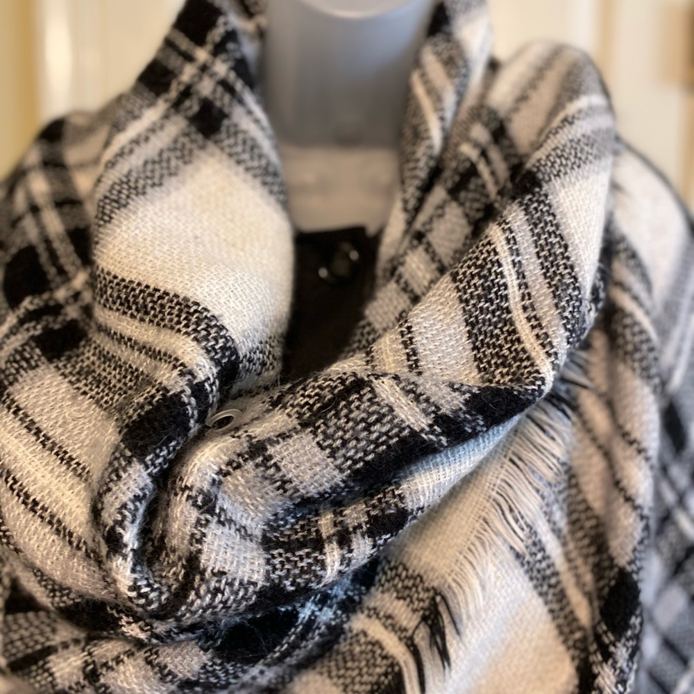 NWOT ModCloth - Unisex black & white woven tartan plaid blanket wrap, 58” x 52”